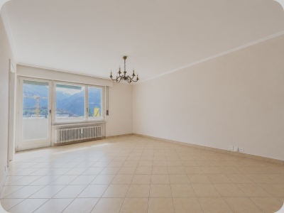 Séjour lumineux avec vue depuis l’appartement à Sierre 1